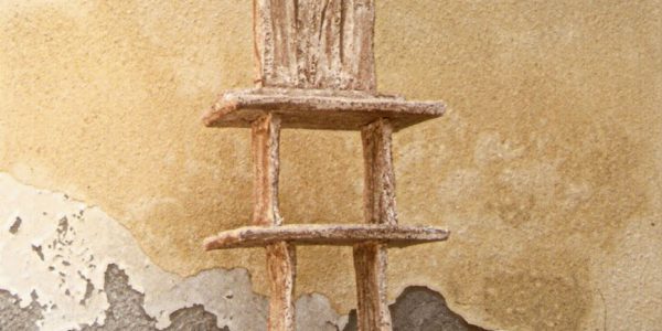 Fuoco, acrilico su materiali vari, cm 281x50x25, 1996.